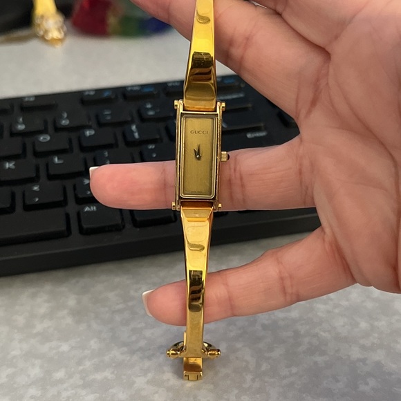 Gucci watch in 18kt gold plate. marks on one side of arm from being stored 🤩 - Picture 6 of 8